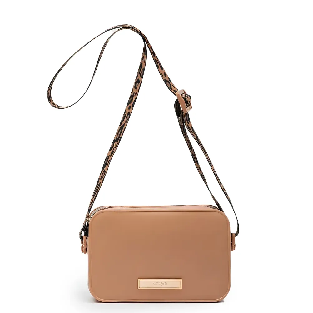 Bolsa feminina Petite Jolie Pop Matte cor avelã com acabamento fosco e alça larga animal print